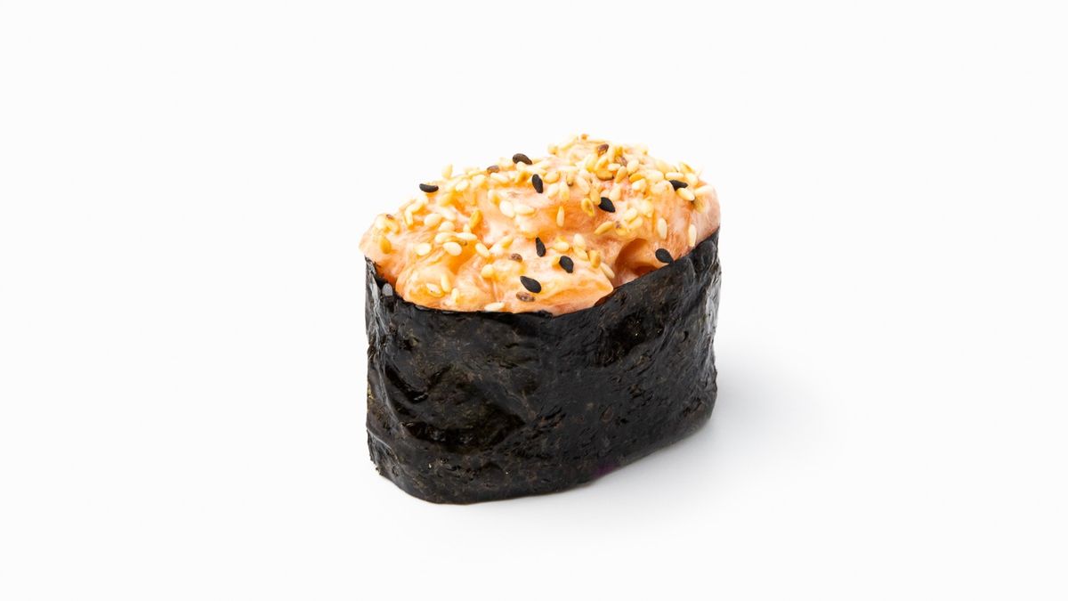 Гункан с лососем