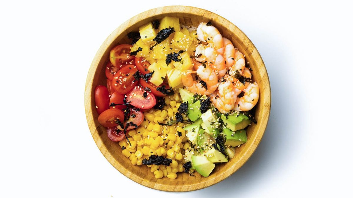 Поке боул с креветками в соусе спайси