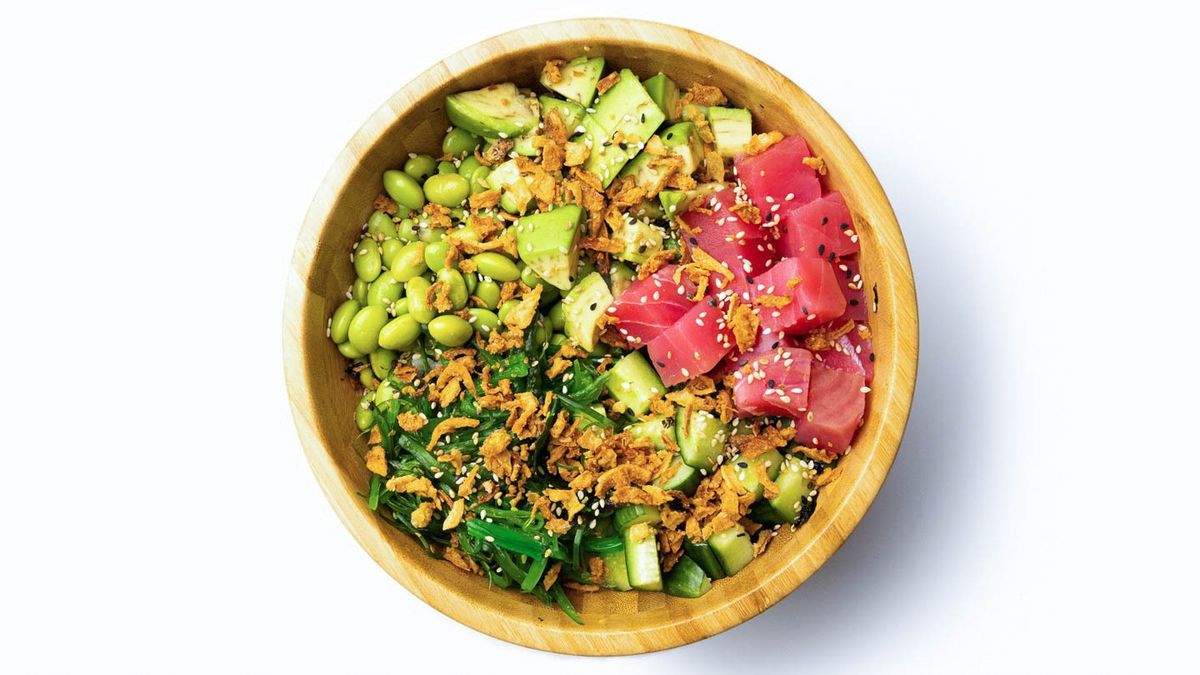 Поке боул с тунцом в соусе спайси