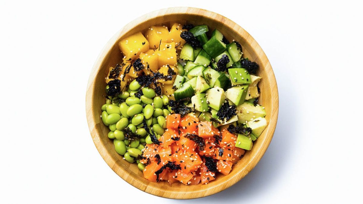 Поке боул с лососем в соусе васаби-майо